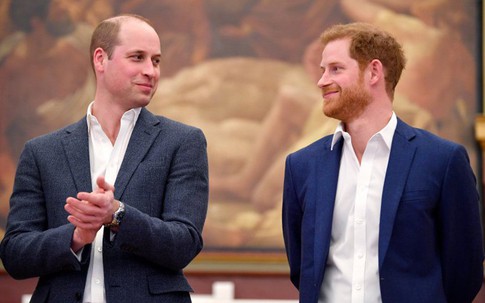 'Rạn nứt nghiêm trọng' giữa William và Harry qua ngôn ngữ cơ thể