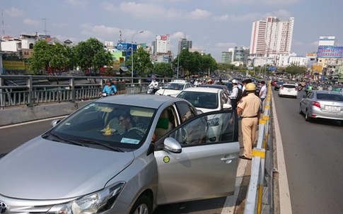 Hàng loạt ôtô tông liên hoàn, dính chùm trên cầu vượt Ngã tư Hàng Xanh