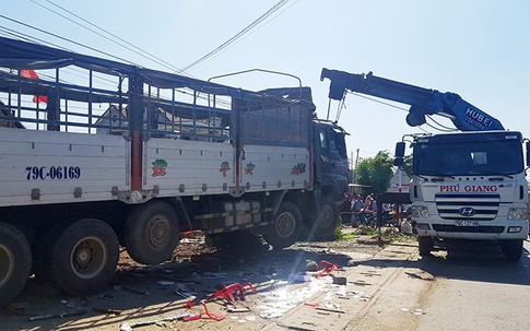 Ôtô tải lao vào quán nước, cuốn 5 người vào gầm