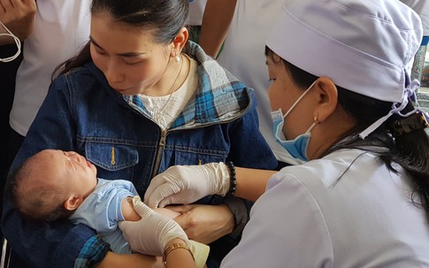 Ăn chung bát đũa, uống chung cốc có lây virus viêm gan B?