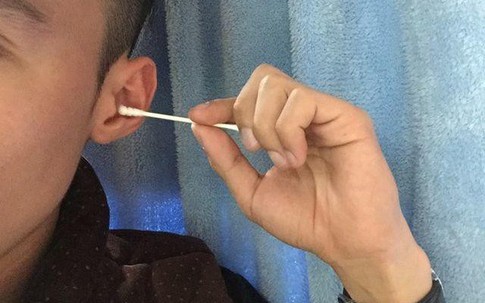 Dùng tăm bông ngoáy tai sai cách, người đàn ông bị vi khuẩn ăn mòn não