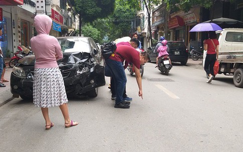 Hà Nội: Xe ô tô mất lái đâm liên hoàn, 2 mẹ con thoát chết trong gang tấc