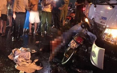 Đón con đi học về, người phụ nữ bị xe đâm tử vong