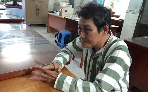 Camera tố cáo người đàn ông dâm ô với bé gái