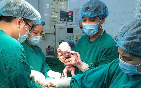 Mẹ trẻ ở Tuyên Quang sinh 3 bé trai giống hệt nhau, hiếm đến mức 200 triệu ca mới có 1