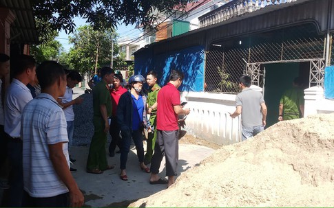 Người dân kể lại giây phút ám ảnh phát hiện người chồng cứa cổ vợ rồi đâm dao vào bụng tự sát ở Hà Tĩnh