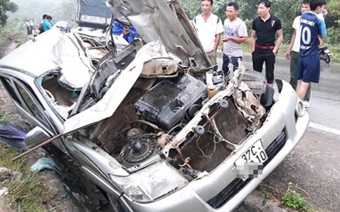 Nghệ An: Hai xe ô tô đấu đầu, một tài xế tử vong