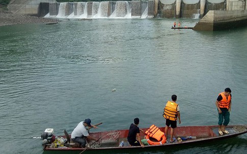 Nghệ An: Thủy điện xả nước gây lật thuyền, 1 người tử vong
