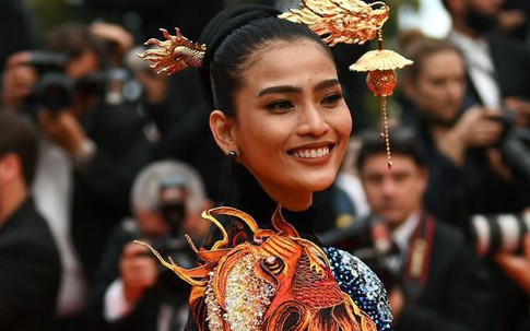 Khác hẳn với hình ảnh "tức mắt" của Ngọc Trinh, Á hậu Trương Thị May kín đáo mà vẫn nổi bật tại LHP Cannes