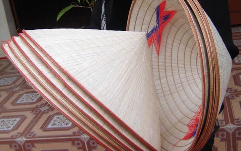 Nón lá bán nhan nhản chợ Việt gần trăm nghìn đồng/cái, trên web nước ngoài giá lên gần 500.000 đồng khách vẫn lùng mua