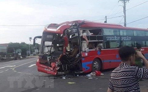Hai xe khách giường nằm tông nhau, bảy người bị thương