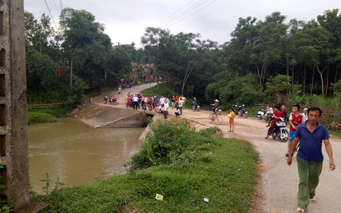 2 thanh niên gặp nạn lao xuống suối, người còn sống quên bạn chết đi bộ về nhà