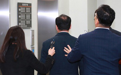 Ông bố Hàn Quốc lĩnh án tù vì tiết lộ đề thi cho hai con gái