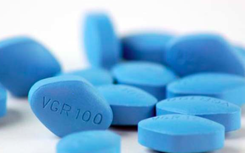 Uống rượu bị "pha trộm" Viagra, người đàn ông 'dựng ngược cậu nhỏ' suốt 24 giờ