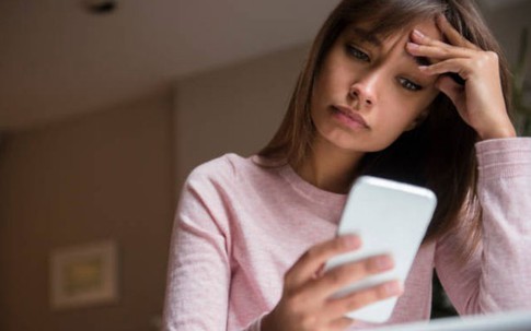 Vừa nhìn thấy thứ đó trong ví, chồng liền quỳ gối cả đêm xin vợ tha thứ