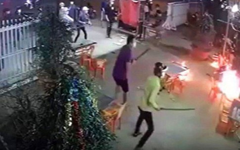 Đưa nhân viên quản lý quán bar đi chơi, 17 đối tượng lao vào hỗn chiến
