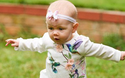 Mẹ bất ngờ khi con gái 6 tháng tuổi đã chập chững đi