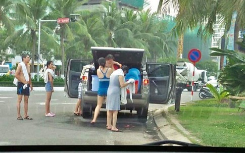 Gia đình thản nhiên đỗ ô tô, tắm tráng giữa đường tại Đà Nẵng