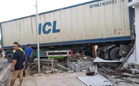 Bàng hoàng xe container lao qua dải phân cách, đâm thẳng vào nhà dân