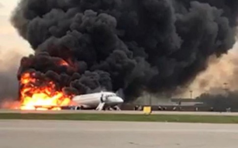 Hành khách cố lấy đồ đạc, gây cản trở sơ tán khi máy bay Nga cháy?