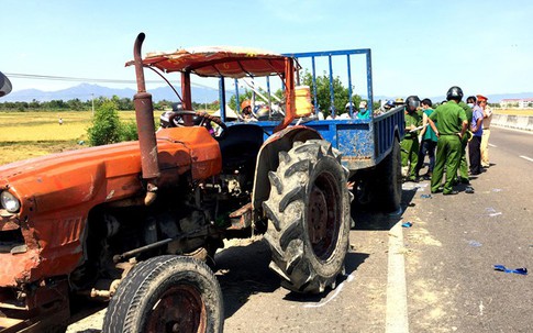 Tông vào đuôi xe máy cày, 2 mẹ con tử vong