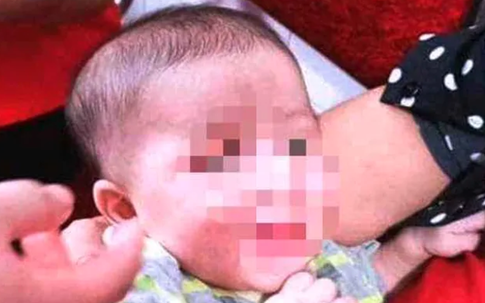 Người mẹ bỏ lại con trong Trung tâm Y tế cùng lá thư "nhờ nuôi giúp"