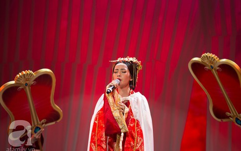 Chi Pu bật khóc nức nở khi nhận giải thưởng âm nhạc ở ngay tại sân khấu năm xưa từng bị khán giả đuổi xuống vì hát dở