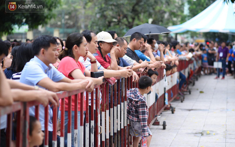 Vỡ trận trước cổng trường ĐH Ngoại Ngữ, hàng nghìn phụ huynh chen chúc gọi "Con ơi, mẹ đây, bố đây" gây náo loạn
