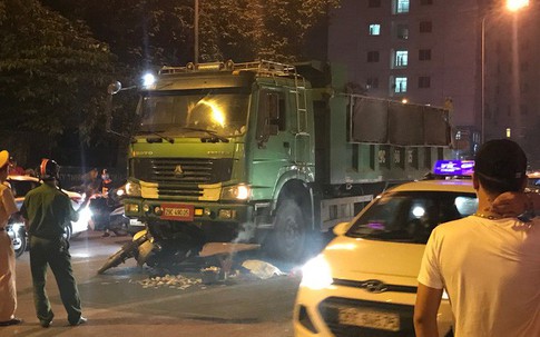 Hà Nội: 1 cô gái tử vong, 1 người khác bị thương sau khi xe máy va chạm với xe tải cùng chiều