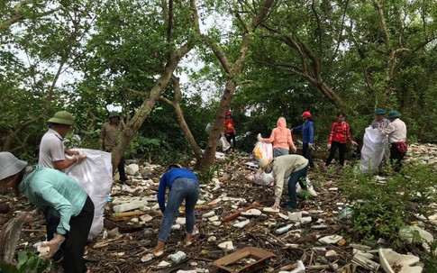 Hải Phòng: Hàng trăm tình nguyện viên ra quân dọn rác thải nhựa tại rừng phòng hộ ở Tiên Hưng, Tiên Lãng HP