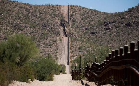 Bé gái chết vì sốc nhiệt khi vượt biên vào Mỹ