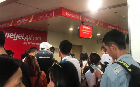 Khách hàng bức xúc, nhân viên Vietjet bối rối vì tình trạng hủy chuyến hàng loạt