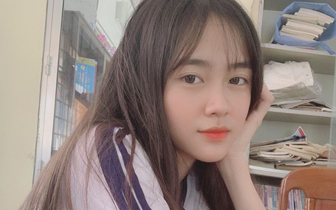 Mặc đồng phục chụp vội tấm ảnh, nữ sinh 2001 khiến dân tình chao đảo vì quá xinh xắn, ngọt ngào