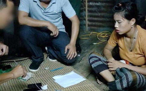Đôi vợ chồng trẻ giấu ma túy dưới sàn nhà bán cho các con nghiện ​