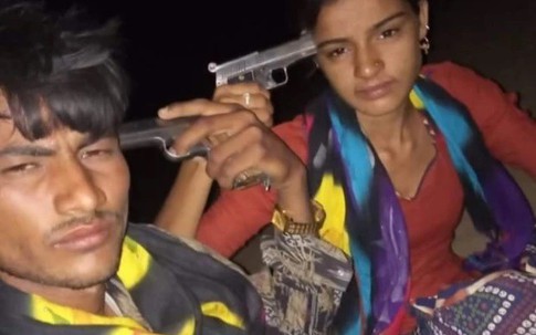 Bi kịch gây bàng hoàng sau bức ảnh cặp đôi selfie với súng