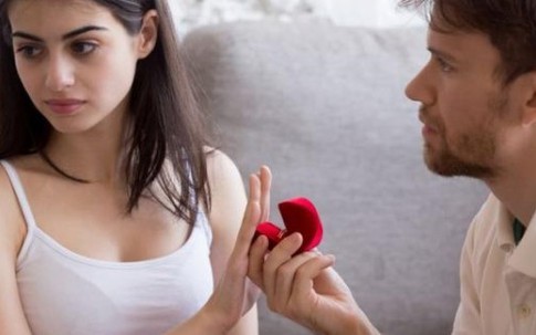 Cô gái từ chối lời cầu hôn vì chiếc nhẫn rẻ tiền gây tranh cãi dữ dội