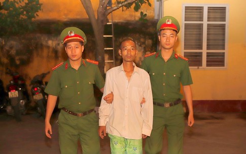 Không có tiền mua ma túy, gã nghiện cầm dao cứa cổ tài xế xe ôm