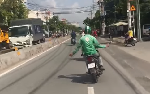 Phẫn nộ clip tài xế xe ôm thả cả hai tay, lạng lách trên đường vô ý thức