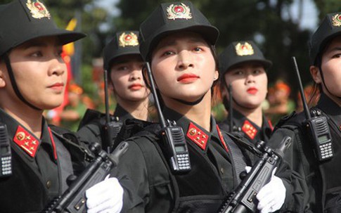 Những 'bông hồng thép' ôm súng diễu hành trong hội thi ở Tây Nguyên