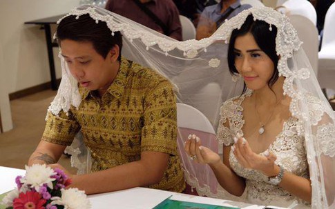 7 ngày gặp mặt đã kết hôn, MC xinh đẹp “nẫng” ngay tỷ phú, cưới về bắt chồng rửa chân