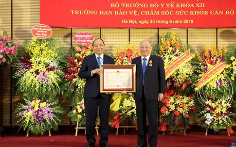 Thủ tướng trao Huân chương Độc lập hạng Nhất cho nguyên Bộ trưởng Bộ Y tế Nguyễn Quốc Triệu