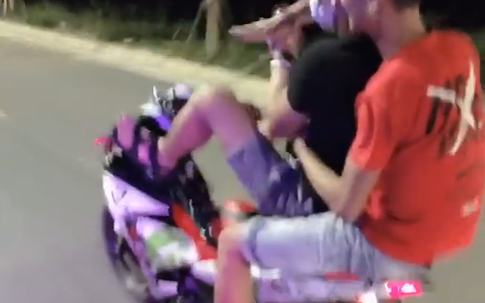 Thanh niên đi Exciter bằng chân, tay "múa quạt" như Khá Bảnh bị "ném đá" dữ dội