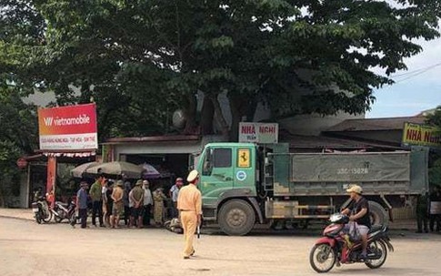 Xe ô tô tải tông xe máy, 4 người thương vong