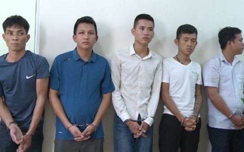 Khởi tố nhóm côn đồ mang dao, bom xăng, xi lanh tấn công nhà hàng