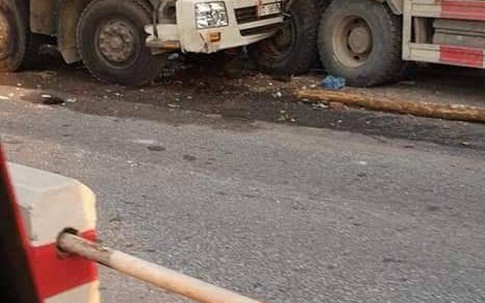 Hà Nội: Xe tải đâm nhau kinh hoàng, 2 người tử vong trong ca bin