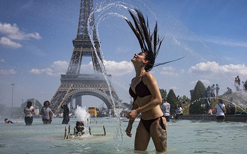 Nắng nóng kinh hoàng, thiếu nữ bất chấp tất cả diện bikini tắm ngay dưới chân tháp Eiffel