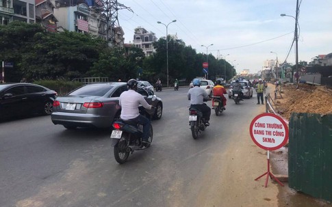 Thu dọn bùn đất, lắp đặt hàng rào sau phản ánh “thi công ẩu tại đường Nguyễn Khoái – Hà Nội”