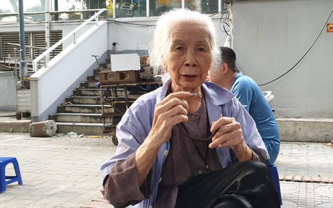 Cụ bà 90 tuổi minh mẫn bơm vá xe bên đường và quan điểm sống 'phải tự cứu chính mình'