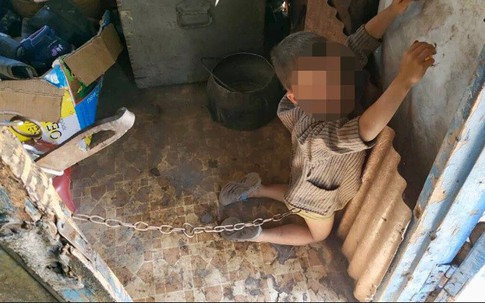 Bố mẹ xích con trai 6 tuổi trước cửa vì nghịch