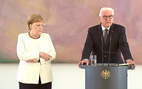 Thủ tướng Đức Merkel lại run lẩy bẩy giữa sự kiện công khai